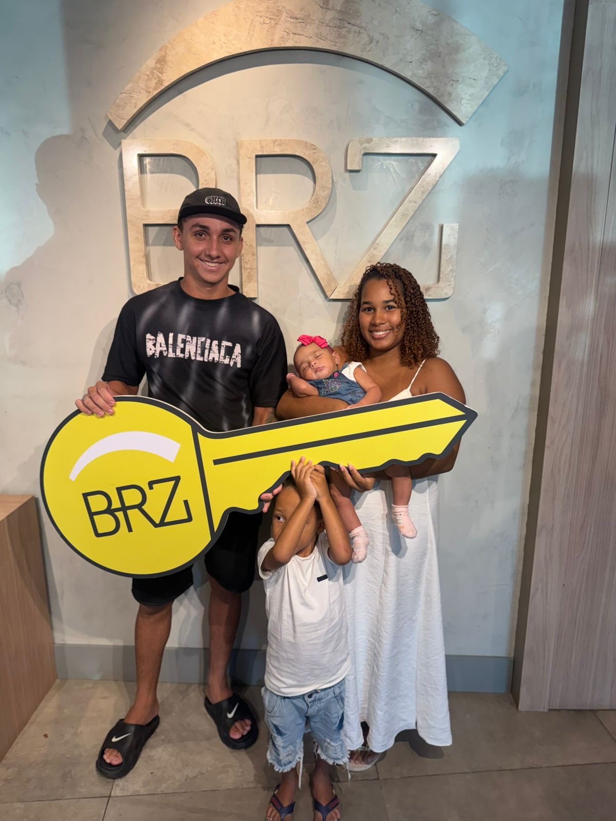 Família feliz recebendo as chaves do novo apartamento